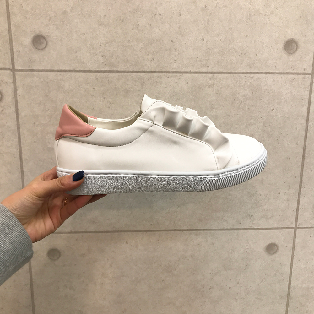 <b><p>Mourning Korean Islet Frill Slip-on Lovely</p></b><b><p>無排 韓国語 アイレット フリル スリップオン ラブリーな 洗練され見える 女子大生デイルック</p></b><br /><br /><p align='center'>