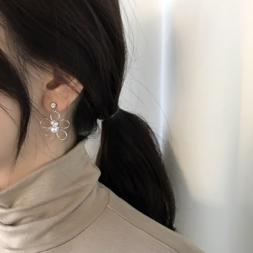 <b><p>Ant Flower line Pearl Drop Ergs smy pit Unique</p></b><b><p>アンセン フラワーライン 真珠 ドロップイヤリング フリフリピット ユニークな感性ムード</p></b><br /><br /><p align='center'>