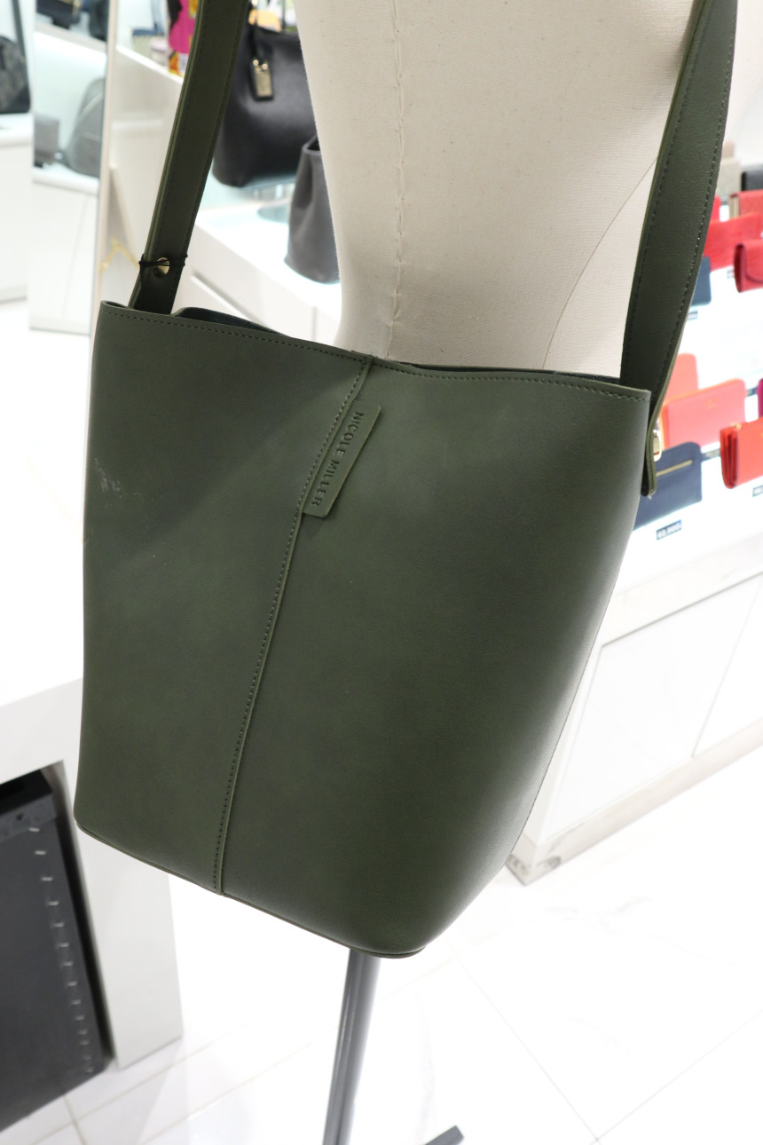 <b><p>Nomi Miller Should Bag FGN8500 Gangnam Day</p></b><b><p>ニコルミラーショルダーバッグFGN8500江南店デイリーバック20代の女性のバッグ</p></b><br /><br /><p align='center'>