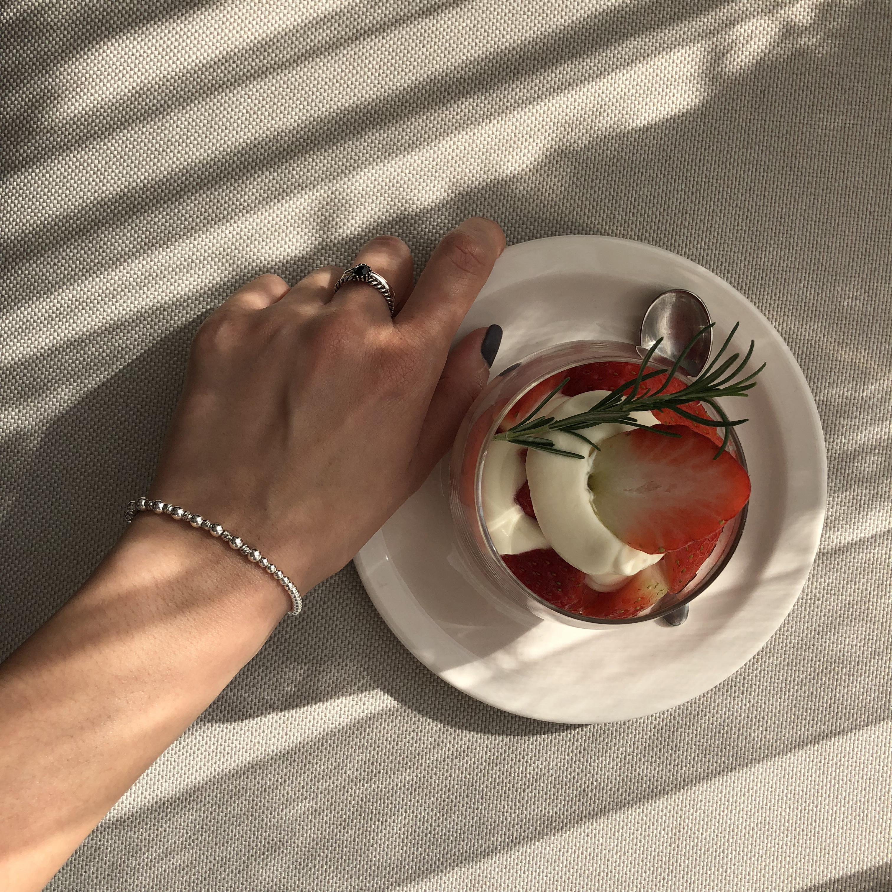 <b><p>Nita Silver 925 onyx ste ring The antiquy</p></b><b><p>モニター シルバー925 オニキス 原石 リング アンティークは 20代の女性 油絵</p></b><br /><br /><p align='center'>