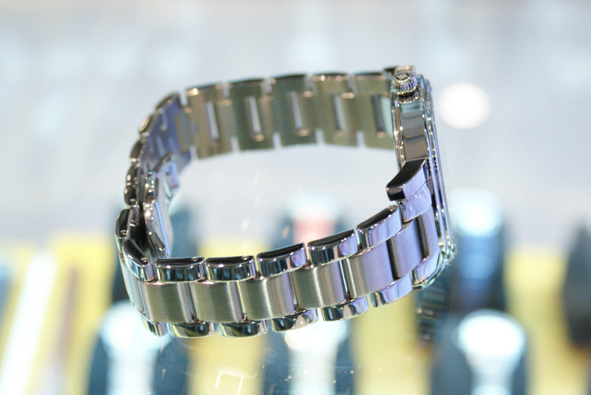 <b><p>Jaspeiro MOONPHASE silver White CG105-16</p></b><b><p>ザースフェーに 月相 シルバー ホワイト CG105-16 一目に入ってくる メタル感</p></b><br /><br /><p align='center'>