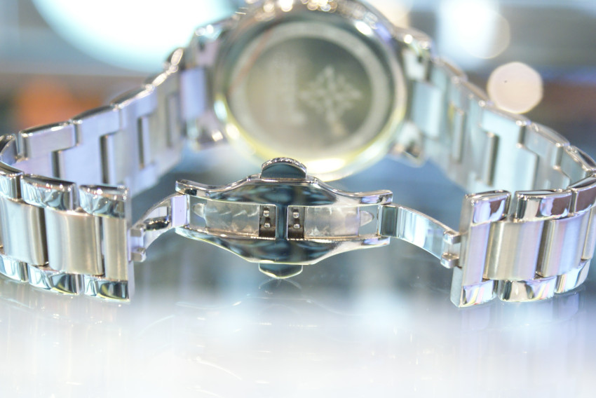 <b><p>Jaspeiro MOONPHASE silver White CG105-16</p></b><b><p>ザースフェーに 月相 シルバー ホワイト CG105-16 一目に入ってくる メタル感</p></b><br /><br /><p align='center'>