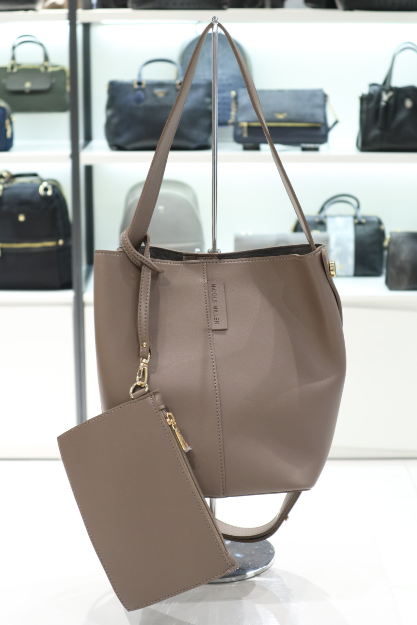 <b><p>Nomi Miller Should Bag FGN8500 Gangnam Day</p></b><b><p>ニコルミラーショルダーバッグFGN8500江南店デイリーバック20代の女性のバッグ</p></b><br /><br /><p align='center'>