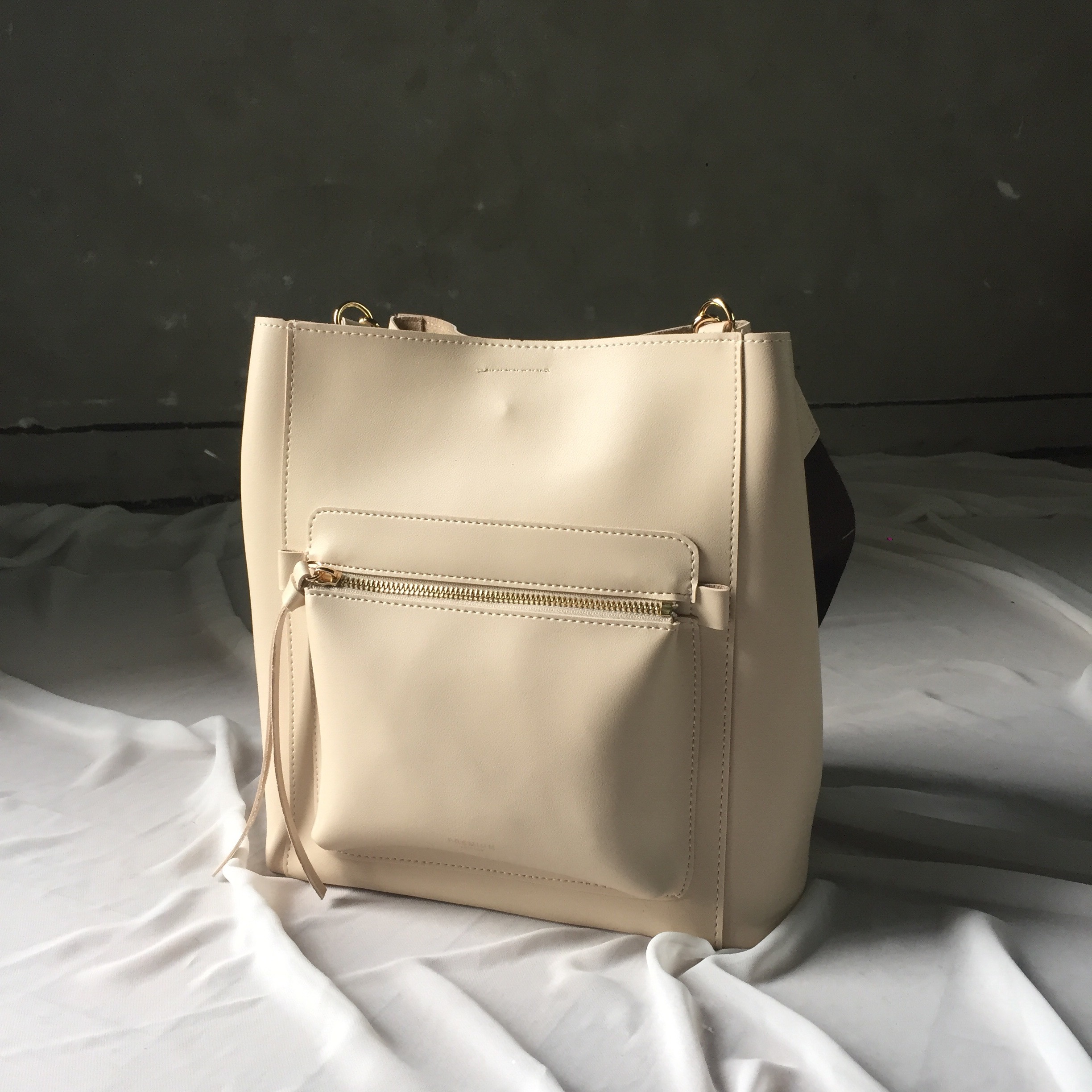 <b><p>Dyue Zipper Point Should 20 Women's Cross</p></b><b><p>デュエジッパーポイントショルダー20代の女性のクロスカジュアルモダンあすなろ収納力良いバッグすっきり</p></b><br /><br /><p align='center'>