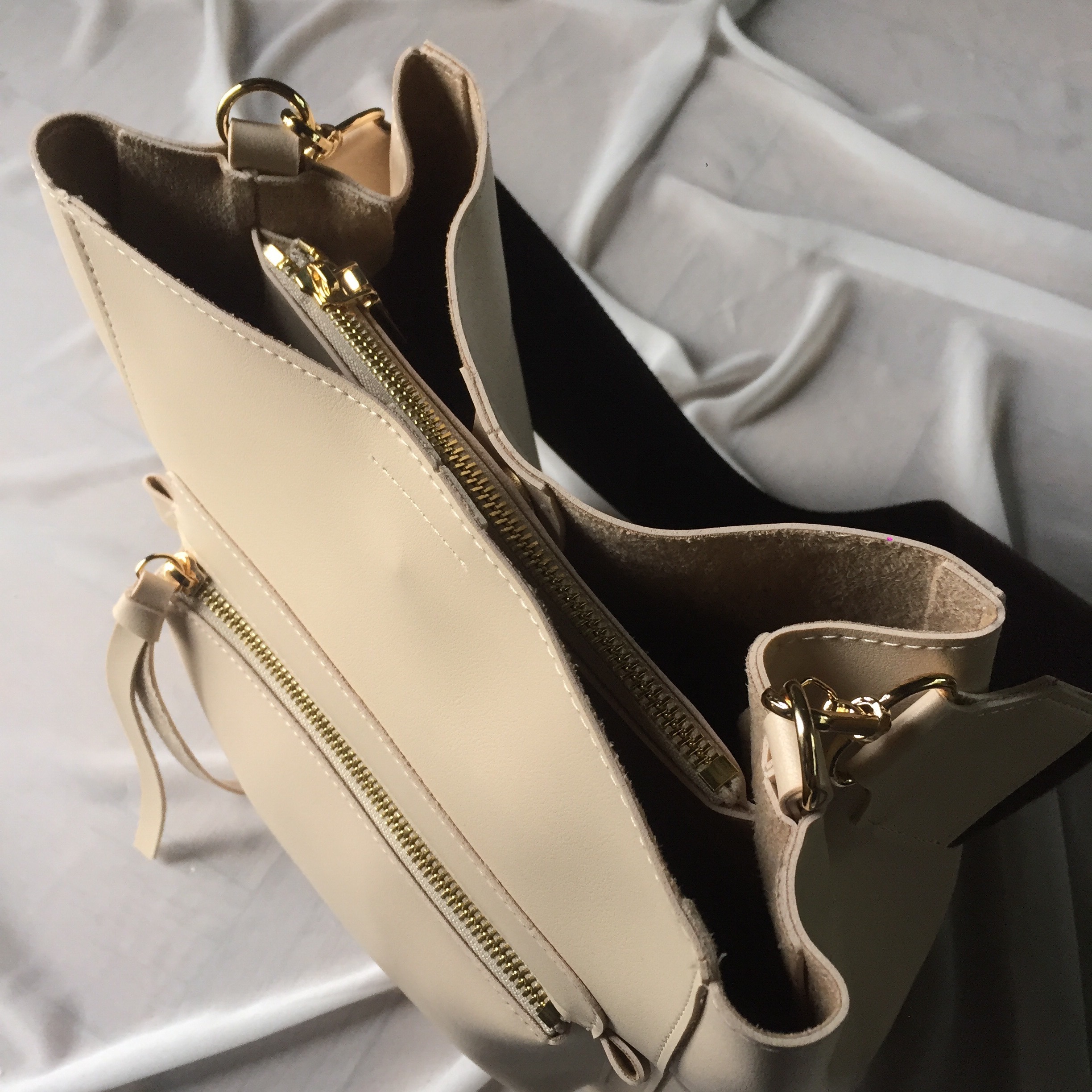 <b><p>Dyue Zipper Point Should 20 Women's Cross</p></b><b><p>デュエジッパーポイントショルダー20代の女性のクロスカジュアルモダンあすなろ収納力良いバッグすっきり</p></b><br /><br /><p align='center'>