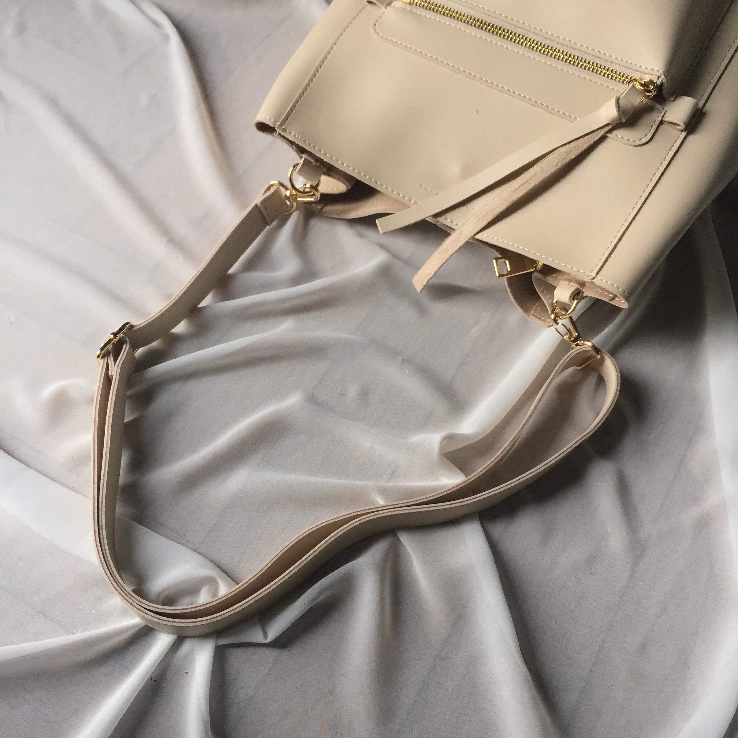 <b><p>Dyue Zipper Point Should 20 Women's Cross</p></b><b><p>デュエジッパーポイントショルダー20代の女性のクロスカジュアルモダンあすなろ収納力良いバッグすっきり</p></b><br /><br /><p align='center'>