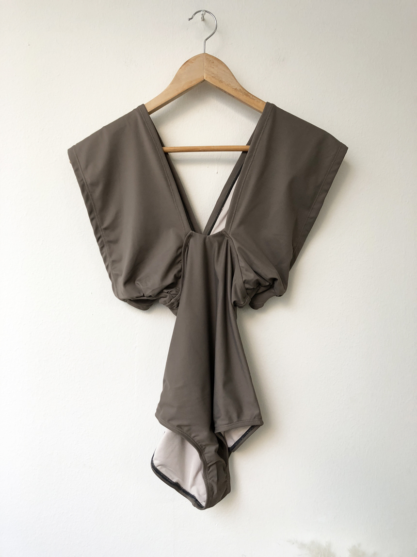 <b><p>cross Off shoulder Monokini piece swimsuit</p></b><b><p>クロス オフショルダー モノキニ ワンピース 水着 2 色 ヴィヴィアンコード ディネート</p></b><br /><br /><p align='center'>