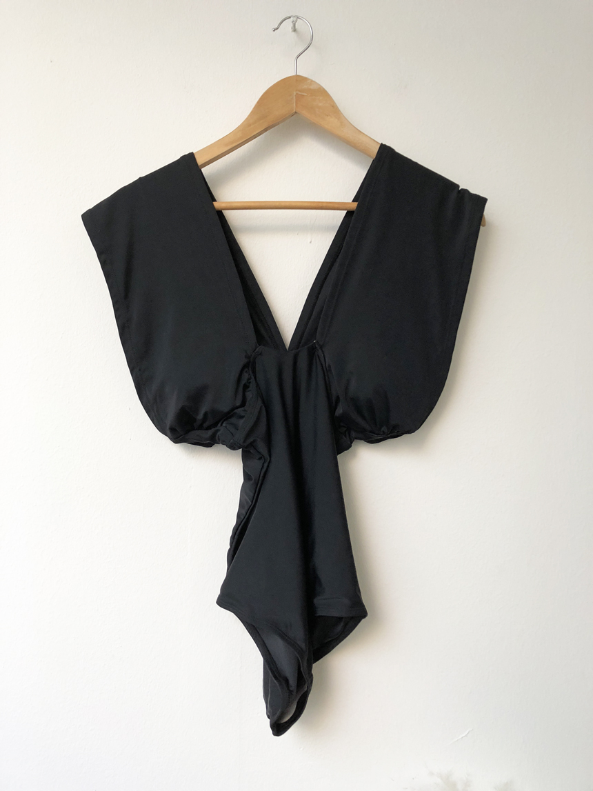 <b><p>cross Off shoulder Monokini piece swimsuit</p></b><b><p>クロス オフショルダー モノキニ ワンピース 水着 2 色 ヴィヴィアンコード ディネート</p></b><br /><br /><p align='center'>