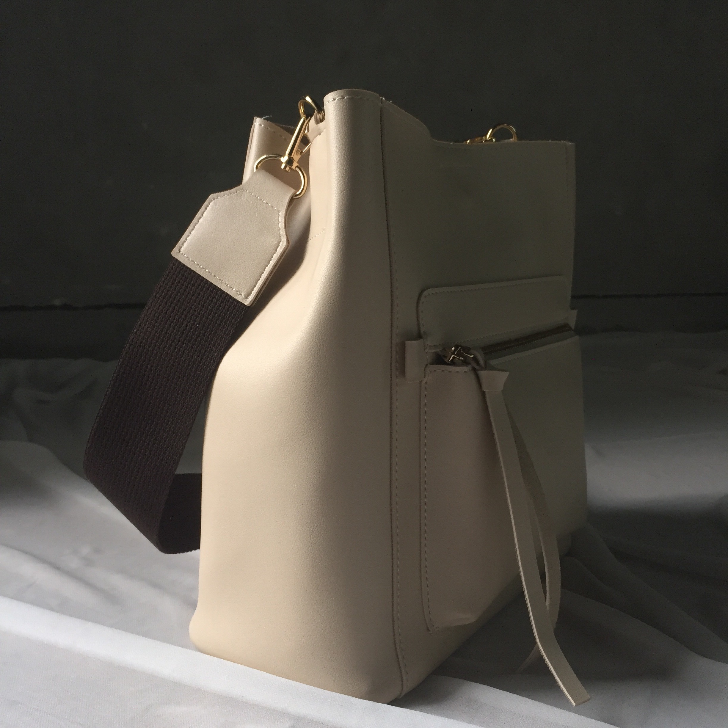 <b><p>Dyue Zipper Point Should 20 Women's Cross</p></b><b><p>デュエジッパーポイントショルダー20代の女性のクロスカジュアルモダンあすなろ収納力良いバッグすっきり</p></b><br /><br /><p align='center'>