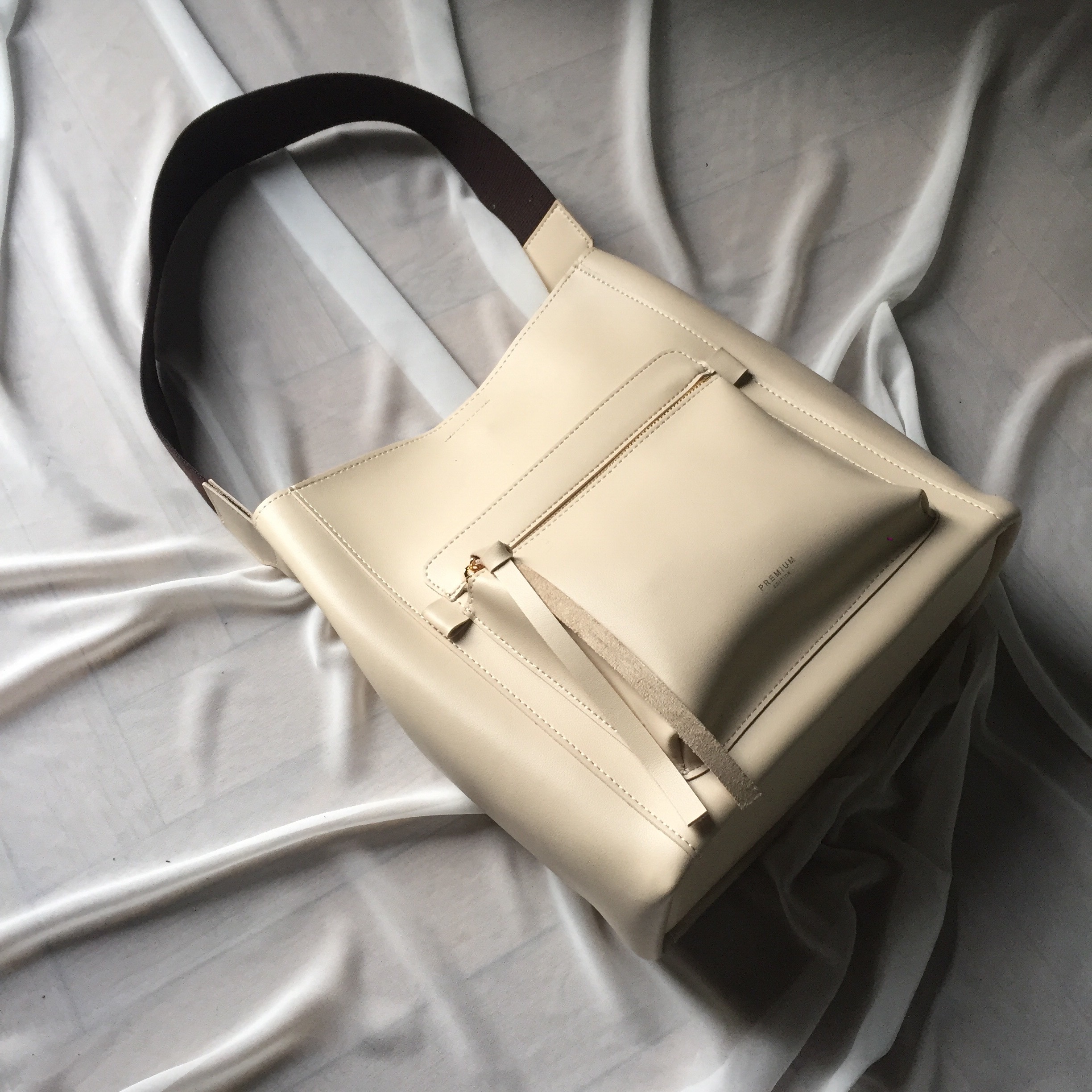 <b><p>Dyue Zipper Point Should 20 Women's Cross</p></b><b><p>デュエジッパーポイントショルダー20代の女性のクロスカジュアルモダンあすなろ収納力良いバッグすっきり</p></b><br /><br /><p align='center'>