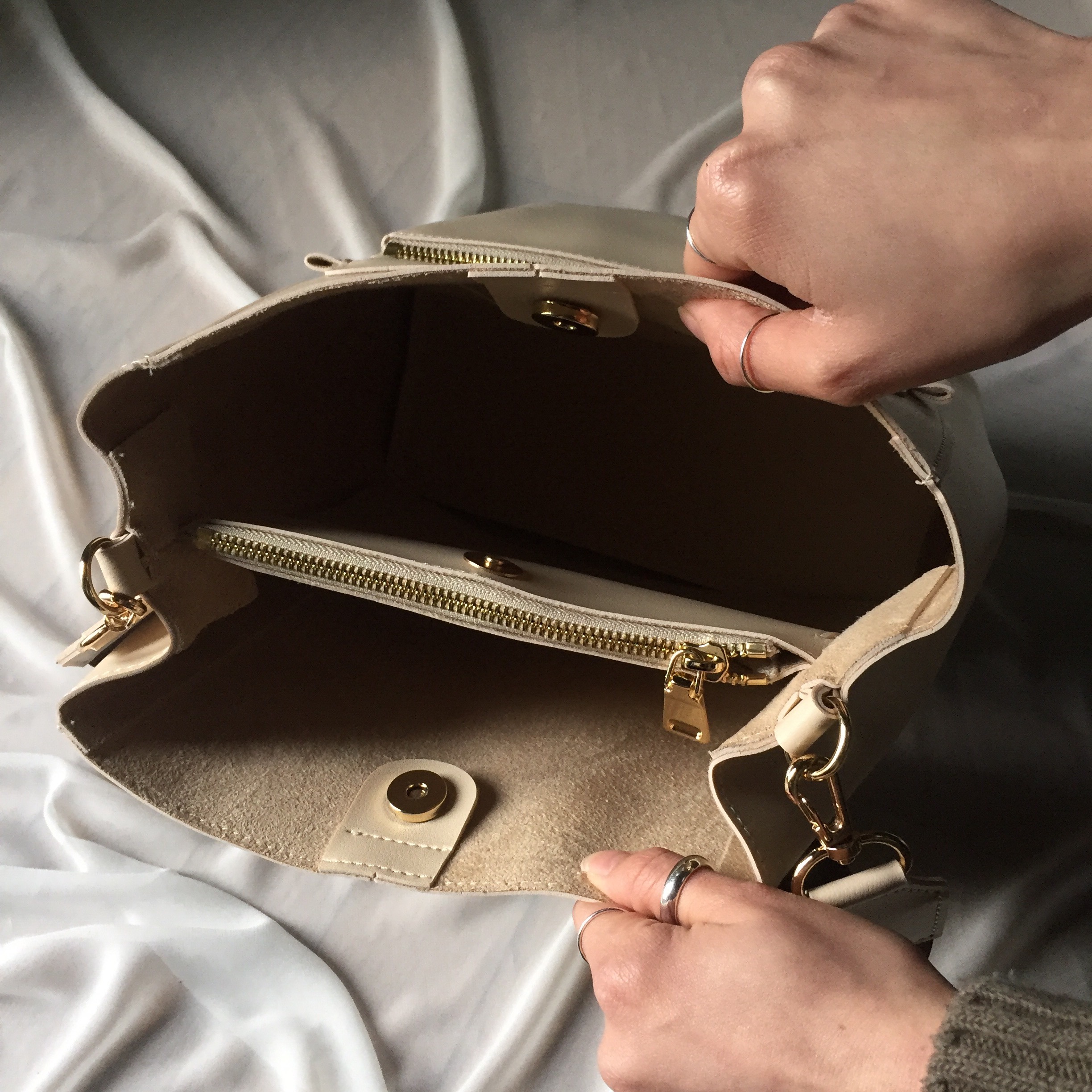 <b><p>Dyue Zipper Point Should 20 Women's Cross</p></b><b><p>デュエジッパーポイントショルダー20代の女性のクロスカジュアルモダンあすなろ収納力良いバッグすっきり</p></b><br /><br /><p align='center'>