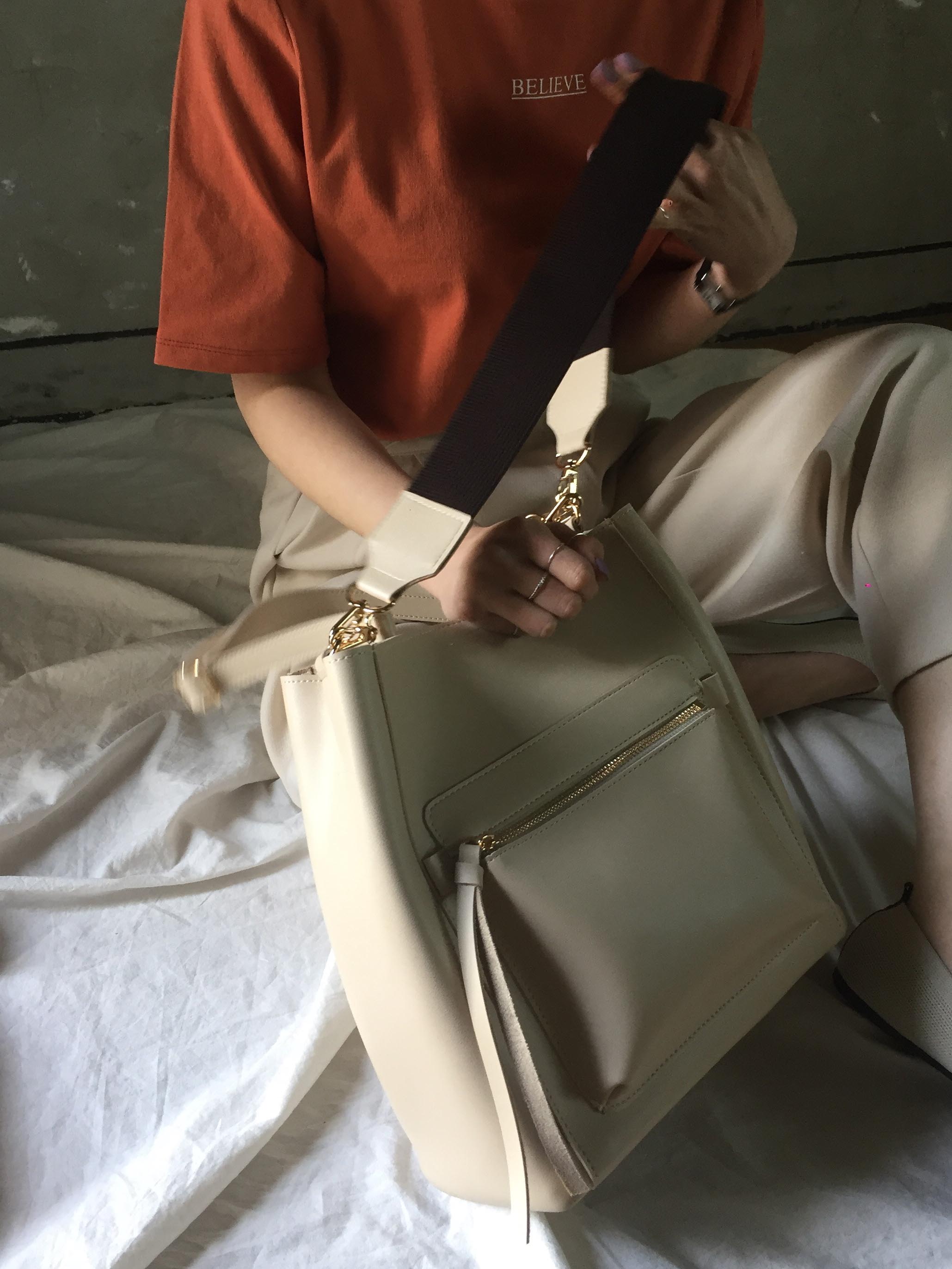 <b><p>Dyue Zipper Point Should 20 Women's Cross</p></b><b><p>デュエジッパーポイントショルダー20代の女性のクロスカジュアルモダンあすなろ収納力良いバッグすっきり</p></b><br /><br /><p align='center'>