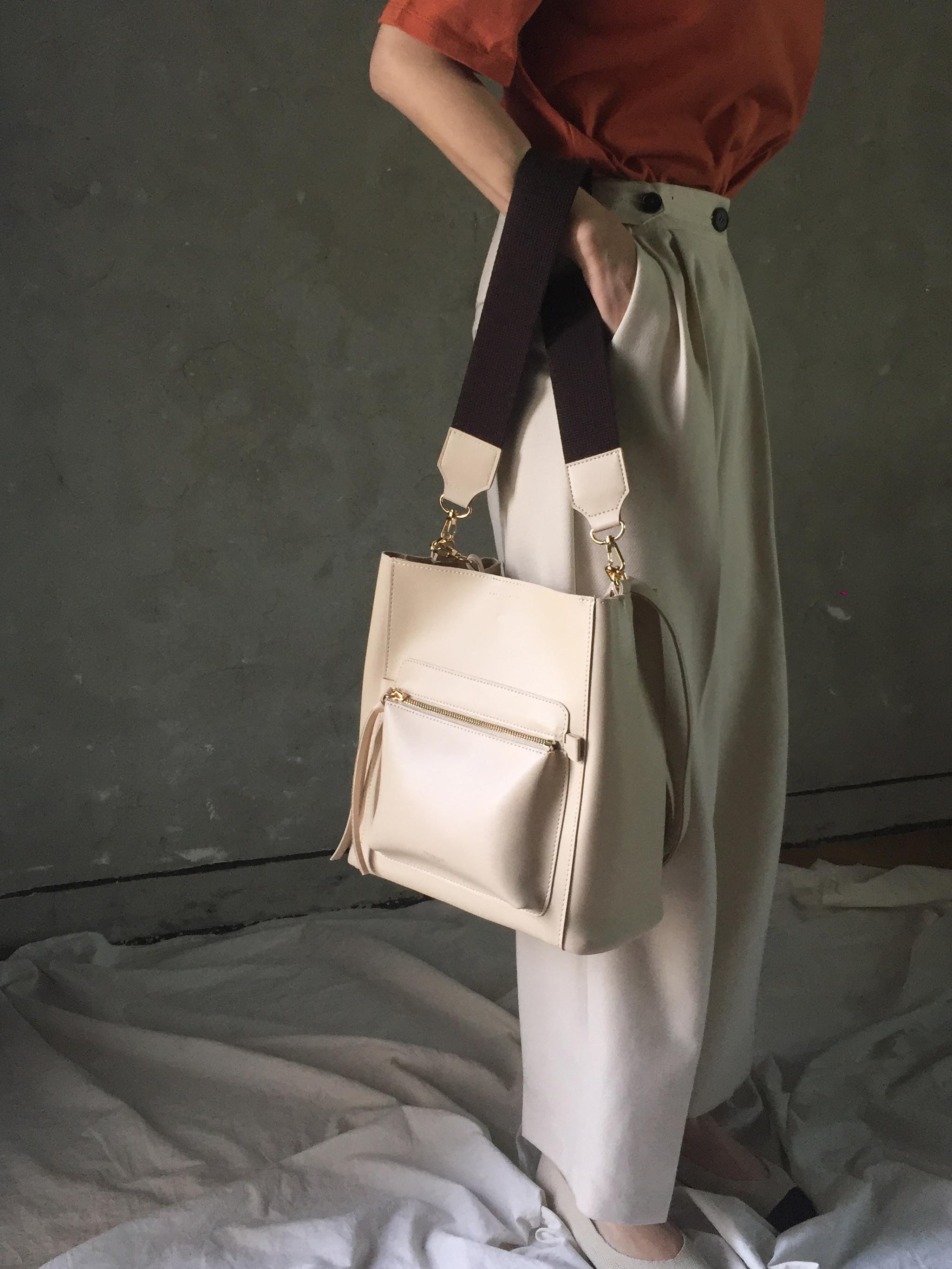 <b><p>Dyue Zipper Point Should 20 Women's Cross</p></b><b><p>デュエジッパーポイントショルダー20代の女性のクロスカジュアルモダンあすなろ収納力良いバッグすっきり</p></b><br /><br /><p align='center'>