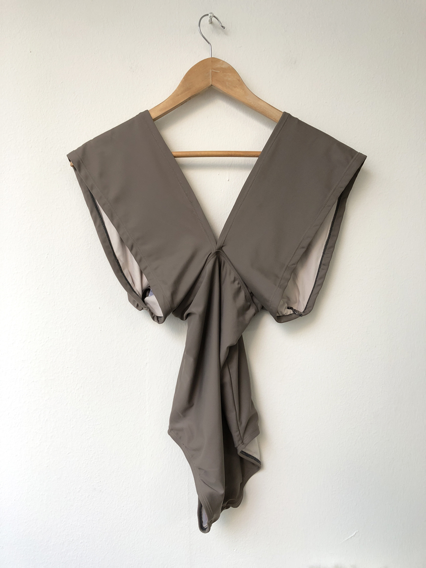 <b><p>cross Off shoulder Monokini piece swimsuit</p></b><b><p>クロス オフショルダー モノキニ ワンピース 水着 2 色 ヴィヴィアンコード ディネート</p></b><br /><br /><p align='center'>