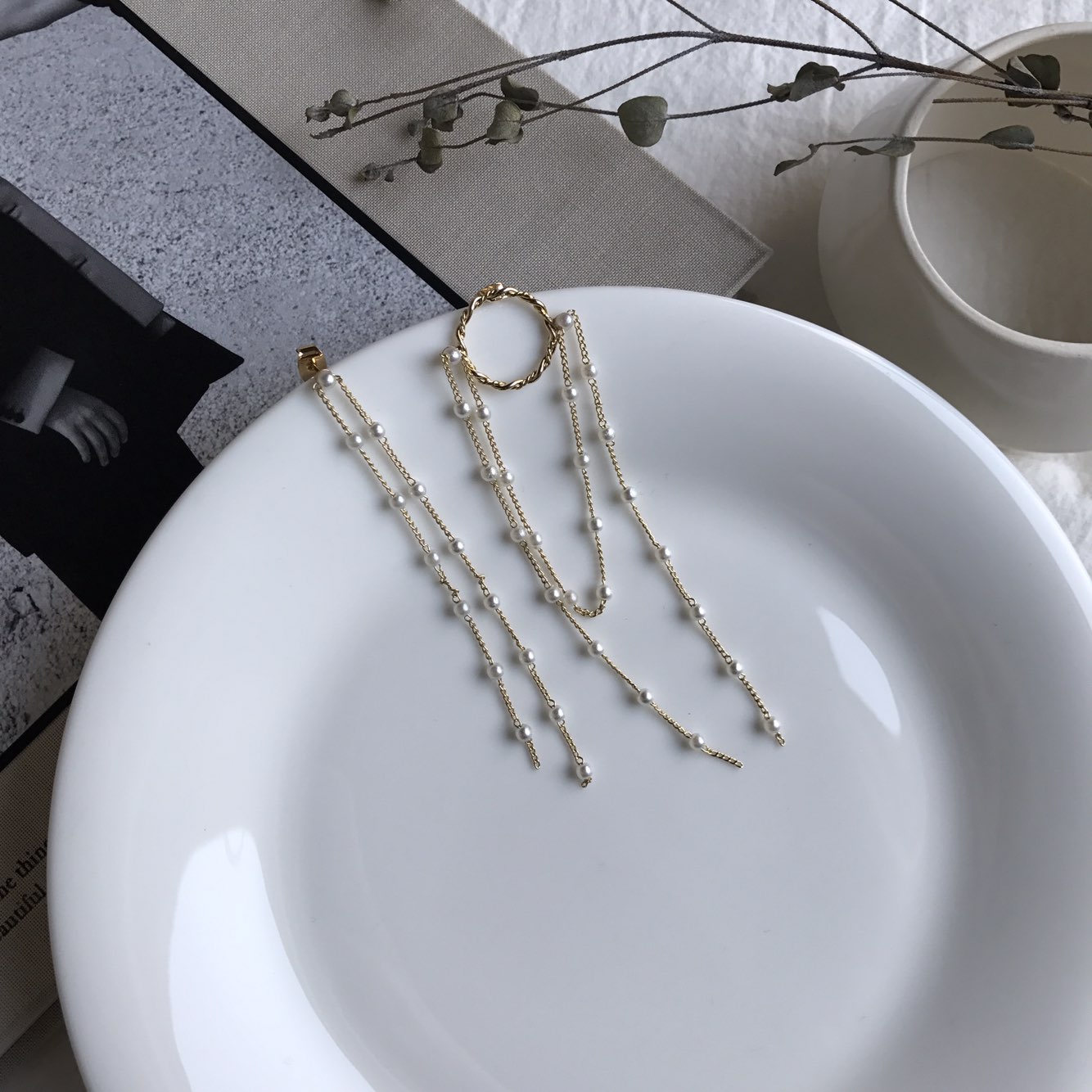 <b><p>Shaolin Unknown Pearl Long Drop Ergs Stand</p></b><b><p>シャーオルリン オンバル 真珠 ロング ドロップイヤグ 説得力の 魅あるスタイル</p></b><br /><br /><p align='center'>