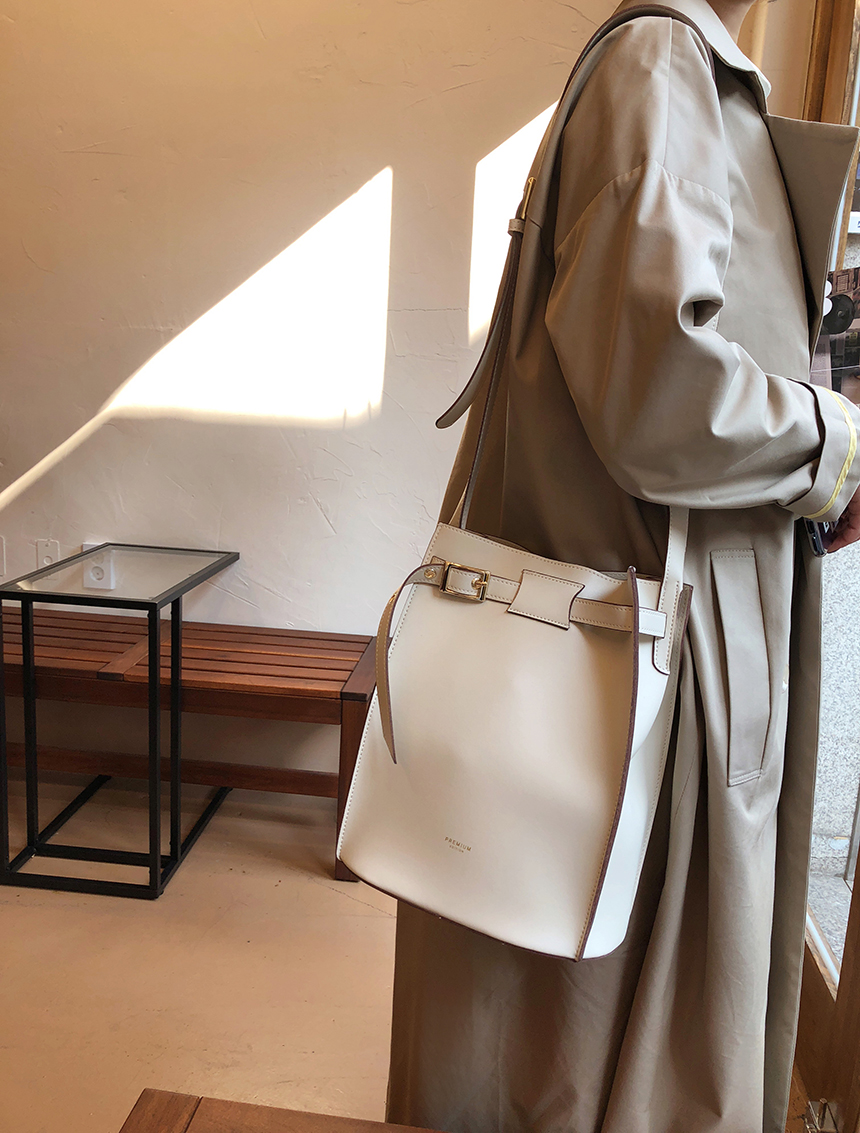 <b><p>French belt buckle shoulder bag Wom's</p></b><b><p>フレンチベルトバケットショルダーバッグ女性デイリー春バッグレザーバッグ20代 버킷백</p></b><br /><br /><p align='center'>