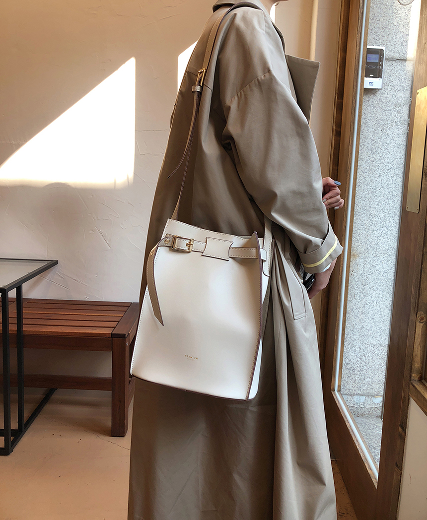 <b><p>French belt buckle shoulder bag Wom's</p></b><b><p>フレンチベルトバケットショルダーバッグ女性デイリー春バッグレザーバッグ20代 버킷백</p></b><br /><br /><p align='center'>