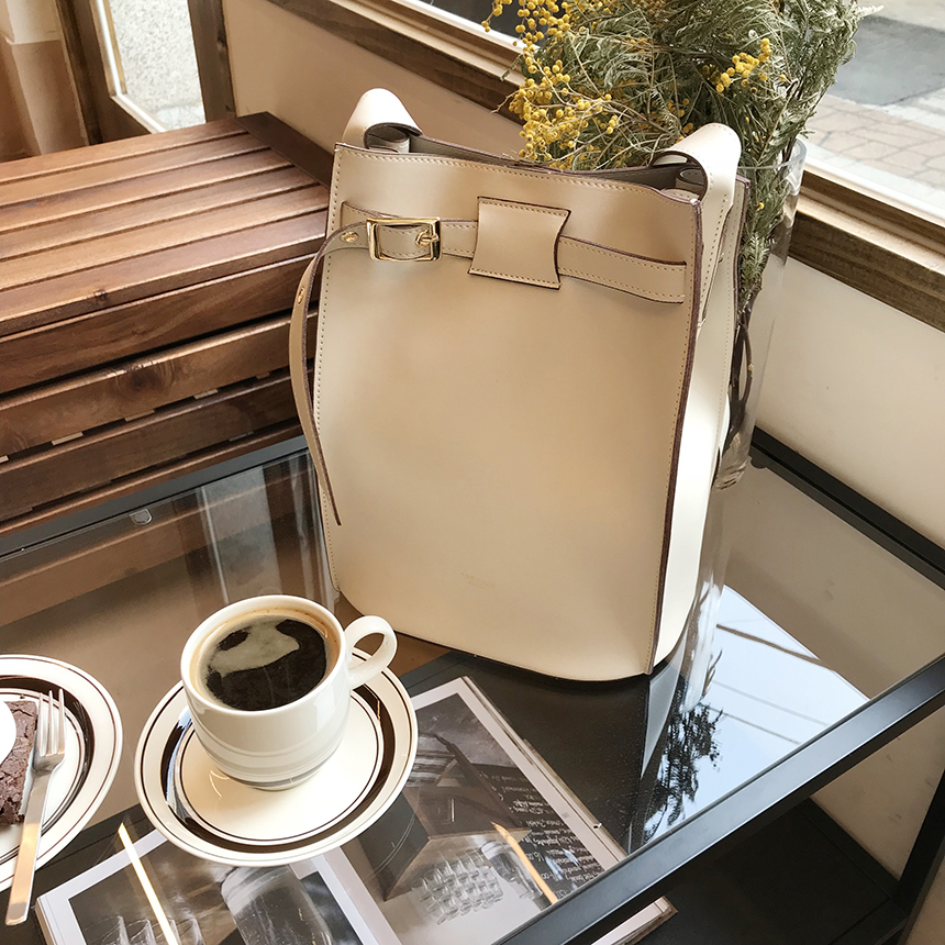 <b><p>French belt buckle shoulder bag Wom's</p></b><b><p>フレンチベルトバケットショルダーバッグ女性デイリー春バッグレザーバッグ20代 버킷백</p></b><br /><br /><p align='center'>