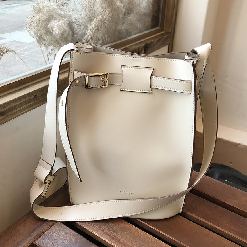 <b><p>French belt buckle shoulder bag Wom's</p></b><b><p>フレンチベルトバケットショルダーバッグ女性デイリー春バッグレザーバッグ20代 버킷백</p></b><br /><br /><p align='center'>