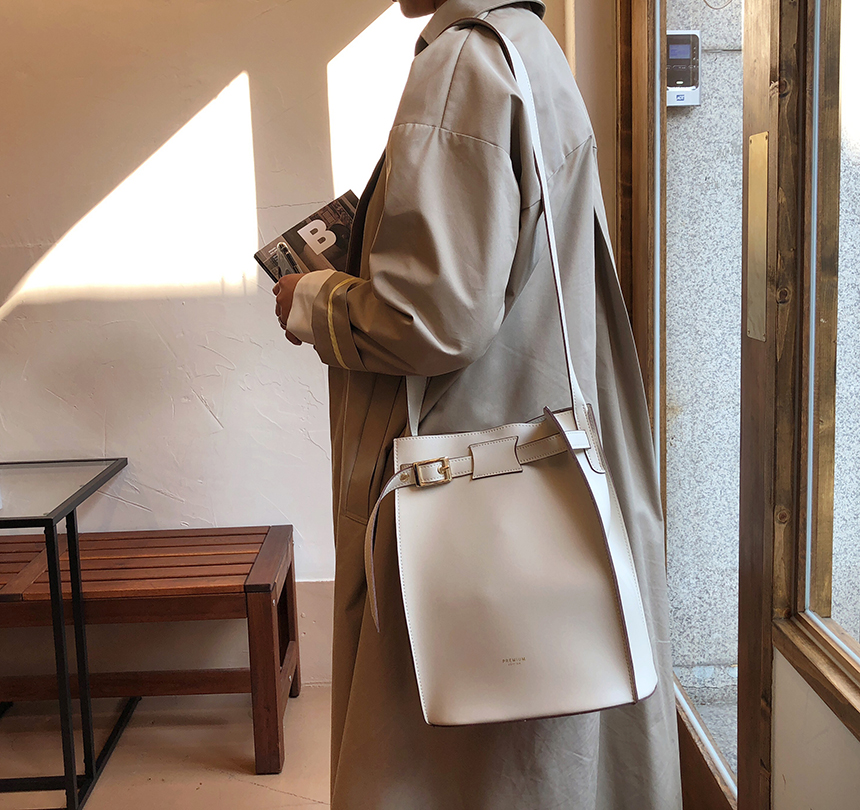 <b><p>French belt buckle shoulder bag Wom's</p></b><b><p>フレンチベルトバケットショルダーバッグ女性デイリー春バッグレザーバッグ20代 버킷백</p></b><br /><br /><p align='center'>