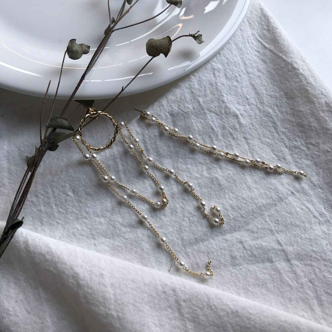 <b><p>Shaolin Unknown Pearl Long Drop Ergs Stand</p></b><b><p>シャーオルリン オンバル 真珠 ロング ドロップイヤグ 説得力の 魅あるスタイル</p></b><br /><br /><p align='center'>