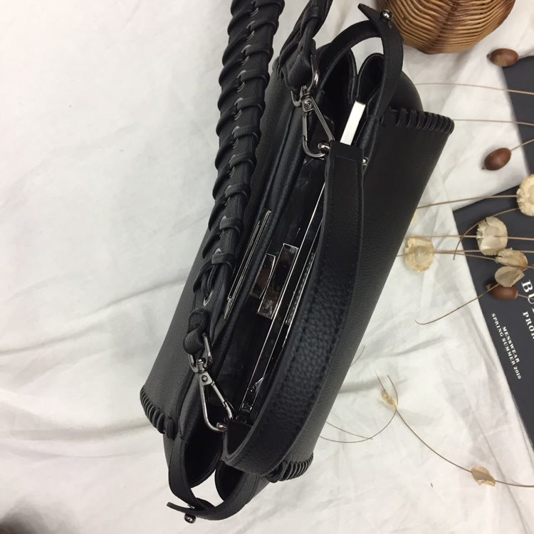 <b><p>Jay tie strap shoulder bag 5color</p></b><b><p>ジェイ結び紐ショルダーバッグ5color</p></b><br /><br /><p align='center'>