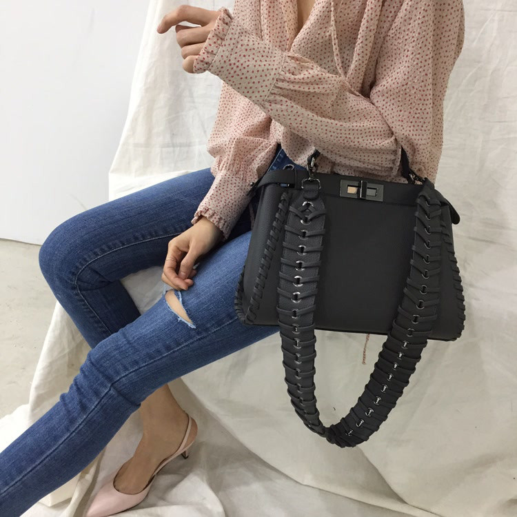 <b><p>Jay tie strap shoulder bag 5color</p></b><b><p>ジェイ結び紐ショルダーバッグ5color</p></b><br /><br /><p align='center'>