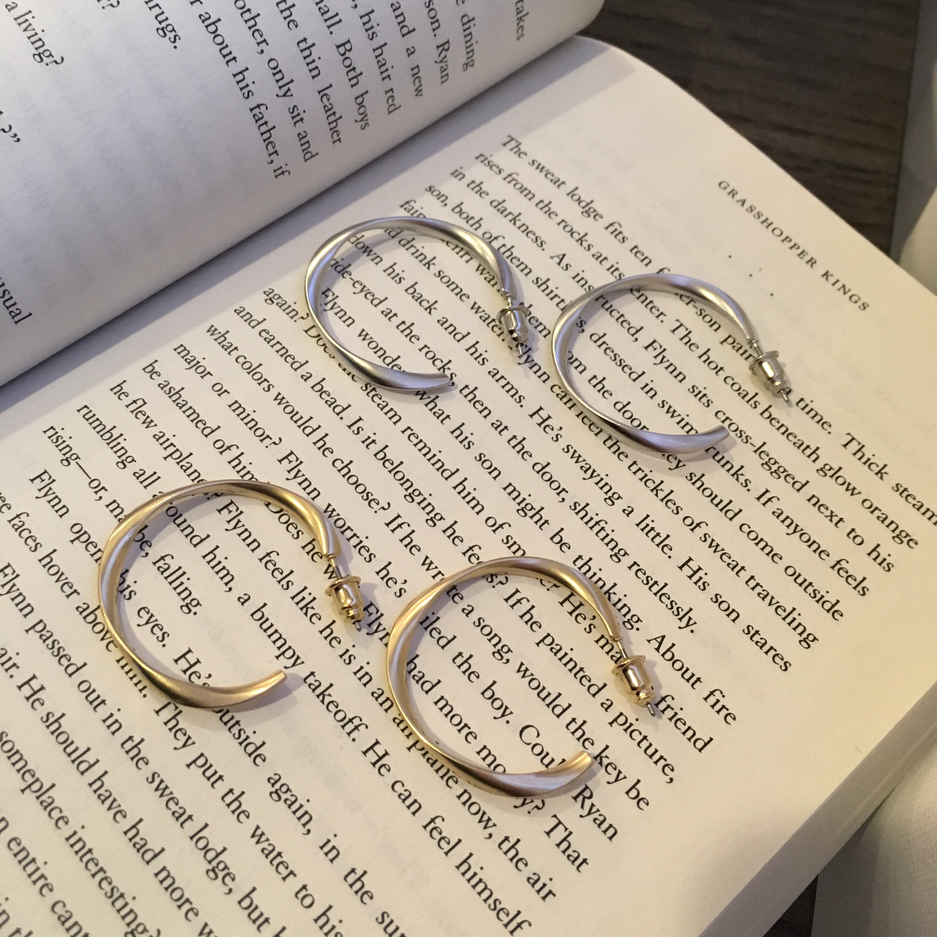 <b><p>Mourning Same day shipp wave Matte earrs</p></b><b><p>無排 即日発送 ウェーブ 艶消し リングピアス 2 色 ボールド ヴィンテージ ガフレンドの贈り物</p></b><br /><br /><p align='center'>