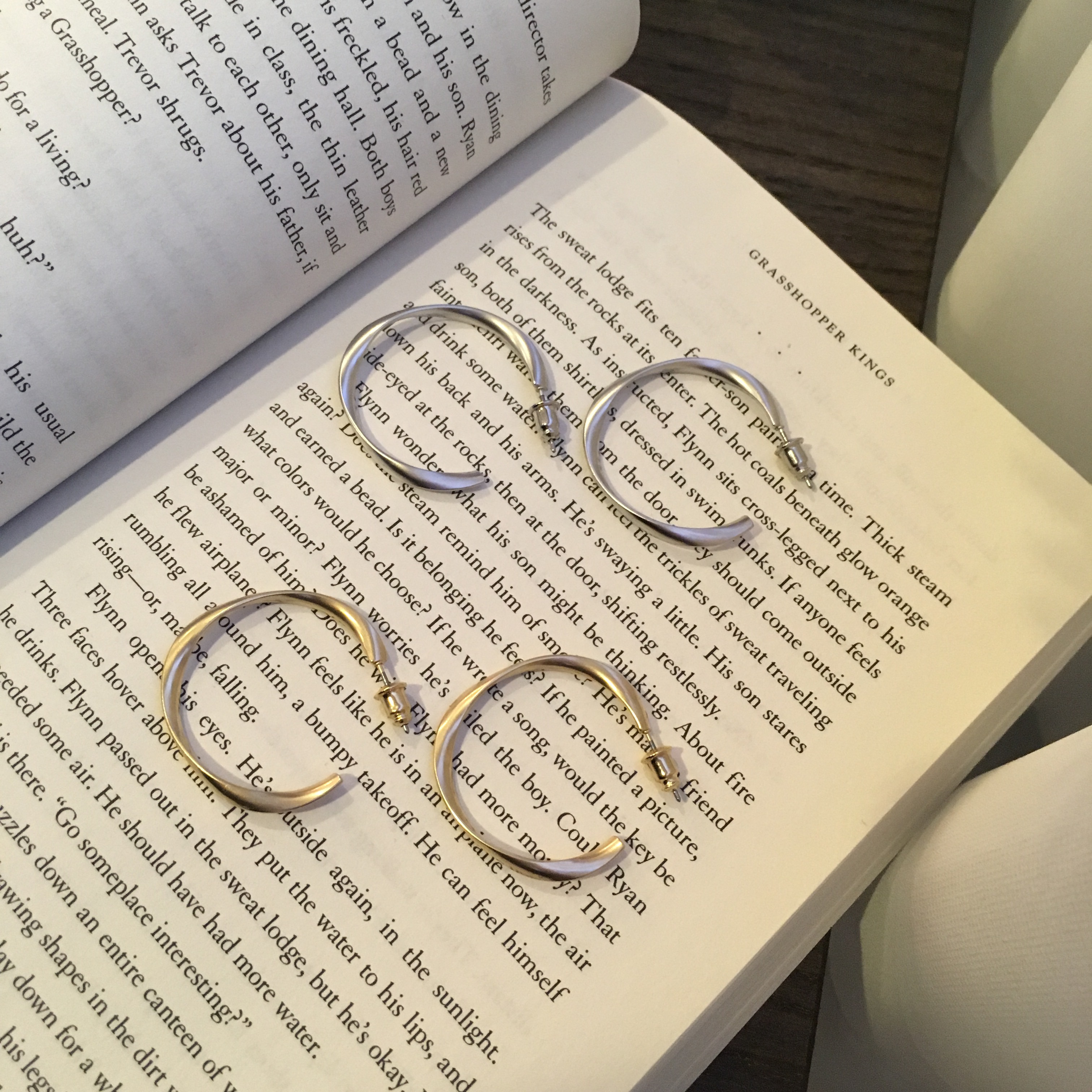 <b><p>Mourning Same day shipp wave Matte earrs</p></b><b><p>無排 即日発送 ウェーブ 艶消し リングピアス 2 色 ボールド ヴィンテージ ガフレンドの贈り物</p></b><br /><br /><p align='center'>