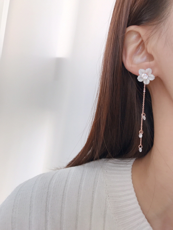 <b><p>White Lotus flower Mh-Daughr earring Two</p></b><b><p>ホワイト ロータス フラワー 螺鈿 イヤリング ツーウェイ キュービック ドロップ</p></b><br /><br /><p align='center'>
