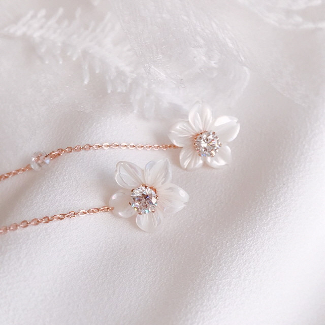 <b><p>White Lotus flower Mh-Daughr earring Two</p></b><b><p>ホワイト ロータス フラワー 螺鈿 イヤリング ツーウェイ キュービック ドロップ</p></b><br /><br /><p align='center'>