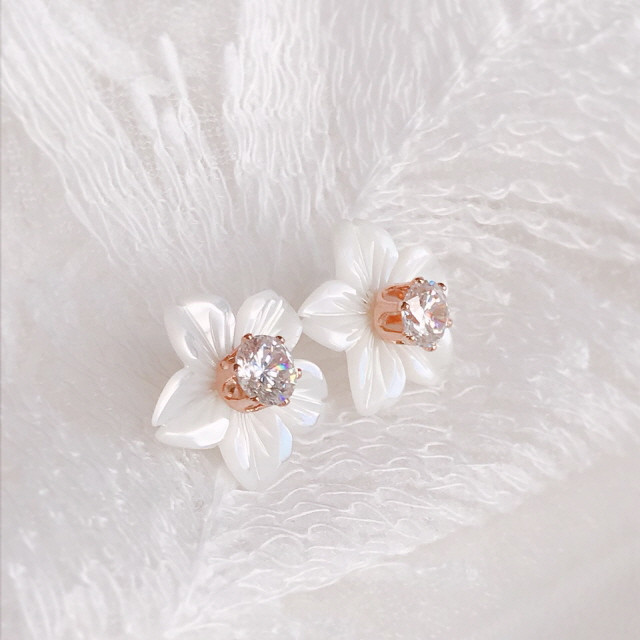 <b><p>White Lotus flower Mh-Daughr earring Two</p></b><b><p>ホワイト ロータス フラワー 螺鈿 イヤリング ツーウェイ キュービック ドロップ</p></b><br /><br /><p align='center'>
