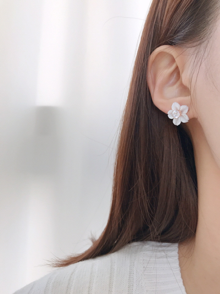 <b><p>White Lotus flower Mh-Daughr earring Two</p></b><b><p>ホワイト ロータス フラワー 螺鈿 イヤリング ツーウェイ キュービック ドロップ</p></b><br /><br /><p align='center'>