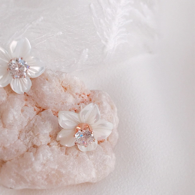 <b><p>White Lotus flower Mh-Daughr earring Two</p></b><b><p>ホワイト ロータス フラワー 螺鈿 イヤリング ツーウェイ キュービック ドロップ</p></b><br /><br /><p align='center'>