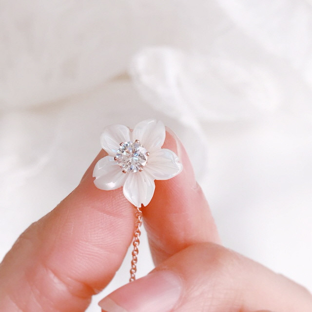 <b><p>White Lotus flower Mh-Daughr earring Two</p></b><b><p>ホワイト ロータス フラワー 螺鈿 イヤリング ツーウェイ キュービック ドロップ</p></b><br /><br /><p align='center'>