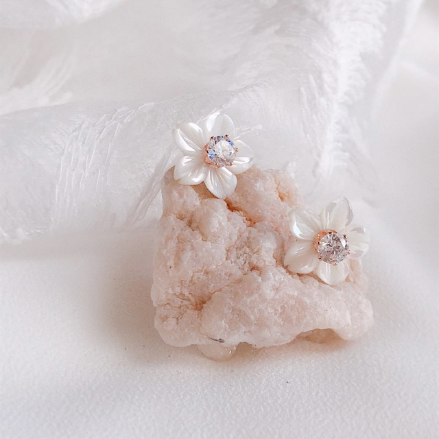 <b><p>White Lotus flower Mh-Daughr earring Two</p></b><b><p>ホワイト ロータス フラワー 螺鈿 イヤリング ツーウェイ キュービック ドロップ</p></b><br /><br /><p align='center'>
