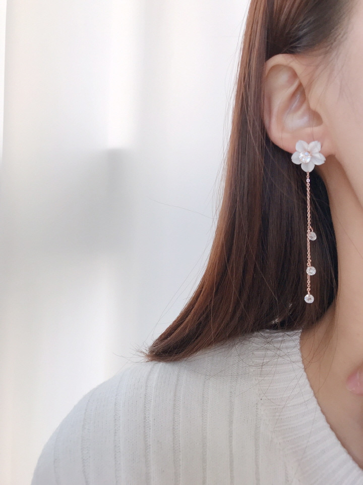 <b><p>White Lotus flower Mh-Daughr earring Two</p></b><b><p>ホワイト ロータス フラワー 螺鈿 イヤリング ツーウェイ キュービック ドロップ</p></b><br /><br /><p align='center'>