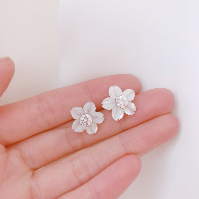 <b><p>White Lotus flower Mh-Daughr earring Two</p></b><b><p>ホワイト ロータス フラワー 螺鈿 イヤリング ツーウェイ キュービック ドロップ</p></b><br /><br /><p align='center'>