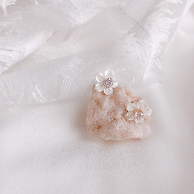 <b><p>White Lotus flower Mh-Daughr earring Two</p></b><b><p>ホワイト ロータス フラワー 螺鈿 イヤリング ツーウェイ キュービック ドロップ</p></b><br /><br /><p align='center'>