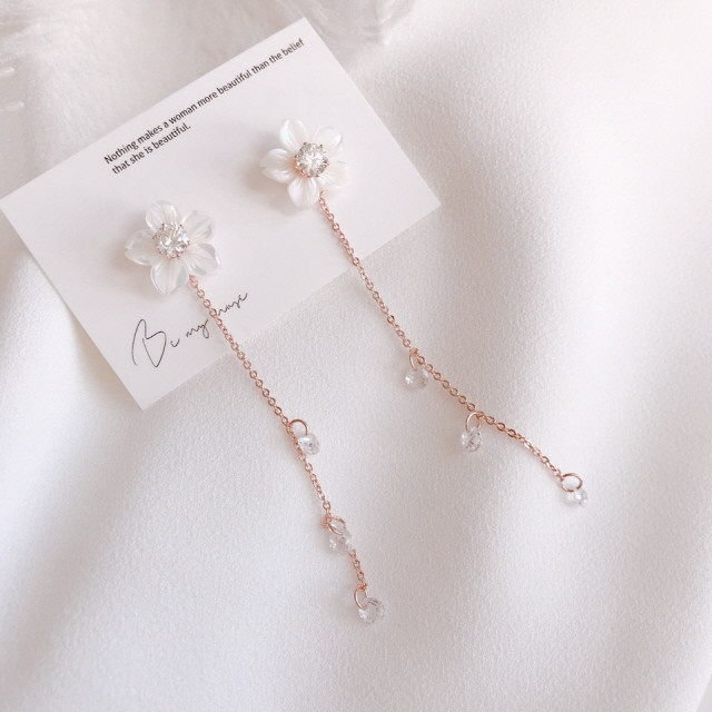 <b><p>White Lotus flower Mh-Daughr earring Two</p></b><b><p>ホワイト ロータス フラワー 螺鈿 イヤリング ツーウェイ キュービック ドロップ</p></b><br /><br /><p align='center'>