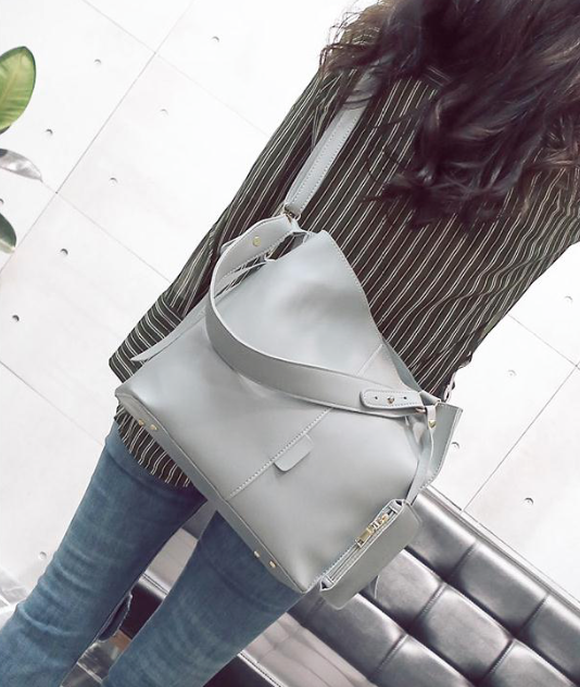 <b><p>Daily Leather Should Bag sic Rsonable Modn</p></b><b><p>デイリーレザーショルダーバッグベーシックバック合理的なモダンシック軽い基本ポーチセットクロスバックバ</p></b><br /><br /><p align='center'>