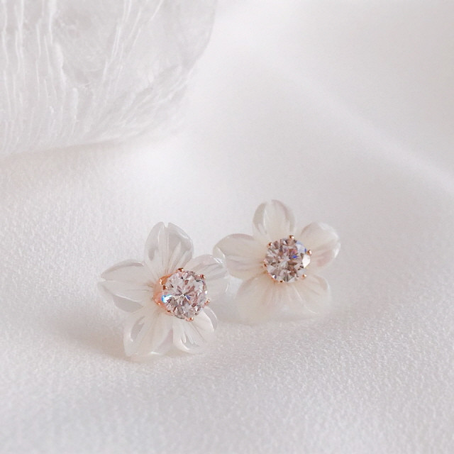 <b><p>White Lotus flower Mh-Daughr earring Two</p></b><b><p>ホワイト ロータス フラワー 螺鈿 イヤリング ツーウェイ キュービック ドロップ</p></b><br /><br /><p align='center'>