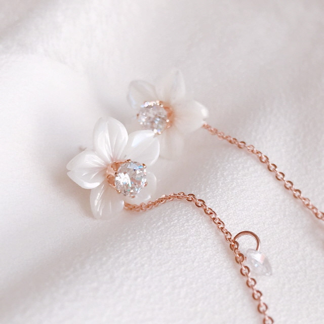<b><p>White Lotus flower Mh-Daughr earring Two</p></b><b><p>ホワイト ロータス フラワー 螺鈿 イヤリング ツーウェイ キュービック ドロップ</p></b><br /><br /><p align='center'>