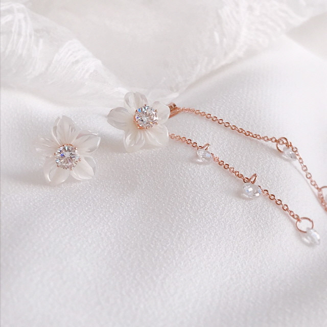 <b><p>White Lotus flower Mh-Daughr earring Two</p></b><b><p>ホワイト ロータス フラワー 螺鈿 イヤリング ツーウェイ キュービック ドロップ</p></b><br /><br /><p align='center'>