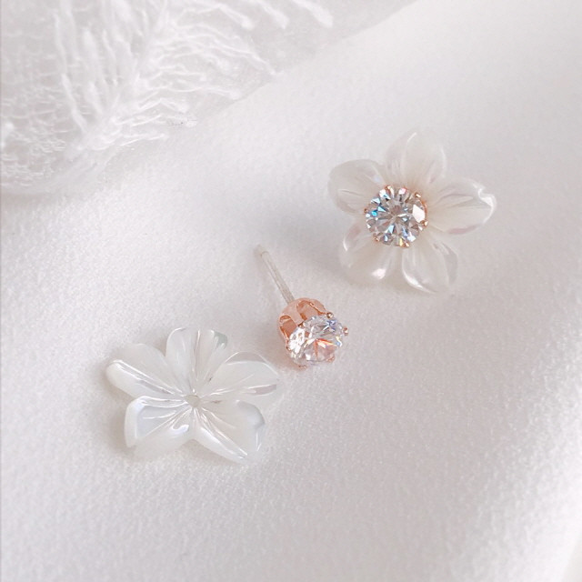 <b><p>White Lotus flower Mh-Daughr earring Two</p></b><b><p>ホワイト ロータス フラワー 螺鈿 イヤリング ツーウェイ キュービック ドロップ</p></b><br /><br /><p align='center'>