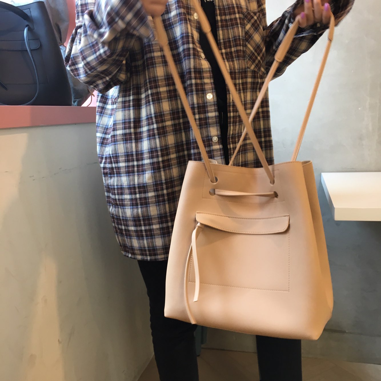 <b><p>Fe Shipping Daily Two-Way Suits Tote oulder</p></b><b><p>送料無料デイリーツーウェイボクジョリトートショルダーショッパービッグバッグ広い収納スペースリアルレザ</p></b><br /><br /><p align='center'>