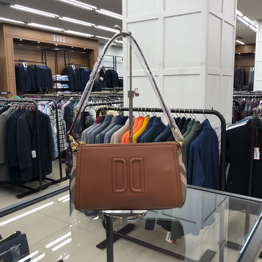 <b><p>Dachshund Brown Check Color Leatr Small Shoulder</p></b><b><p>ダックスブラウンチェック配色レザースモールショルダーバッグOCBA6FC41BW</p></b><br /><br /><p align='center'>