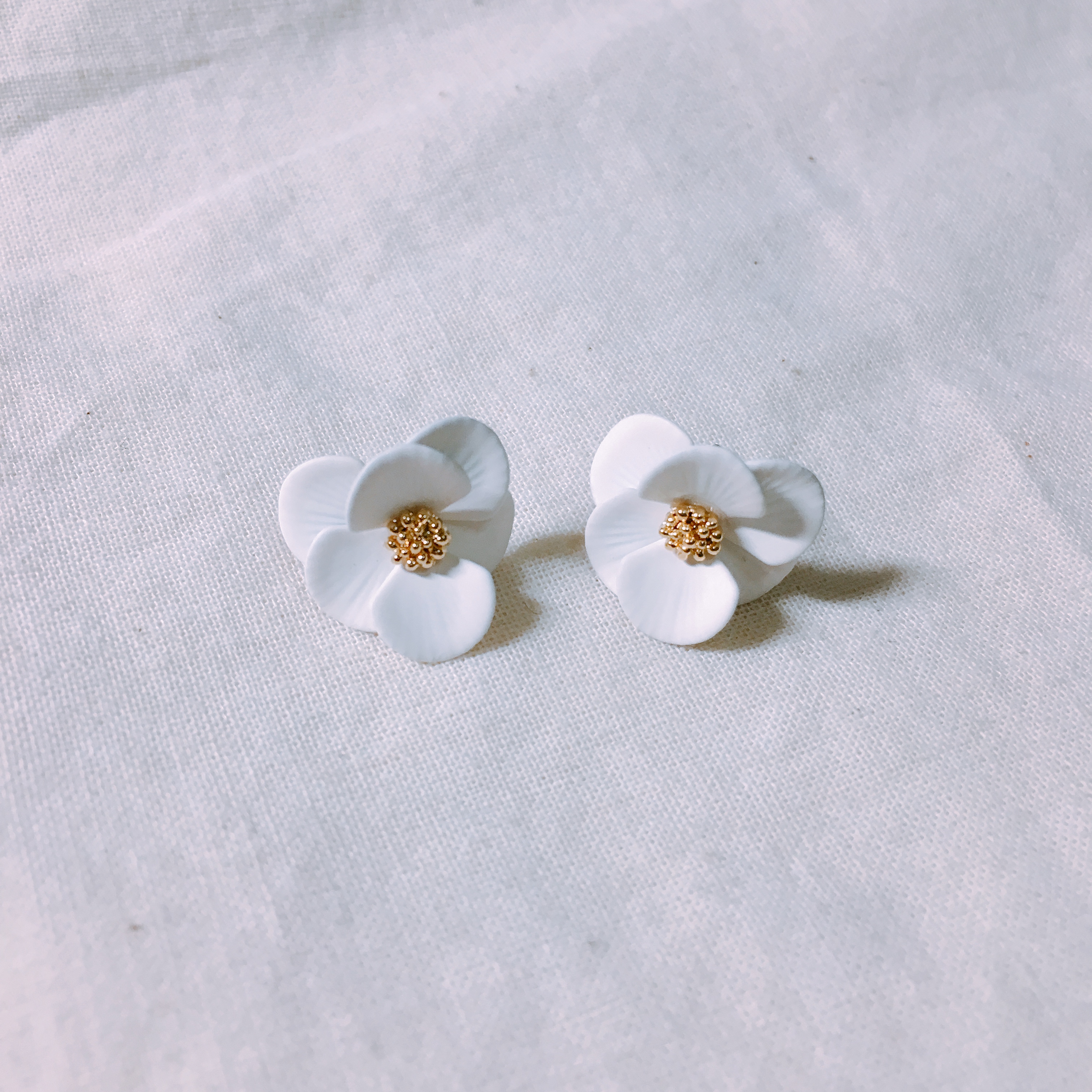 <b><p>Luce White Flower Earrings LKJ1142 attractive</p></b><b><p>ルーチェ ホワイトフラワーイヤリング LKJ1142 魅力的な ウンチム 一つだけで説得力の</p></b><br /><br /><p align='center'>