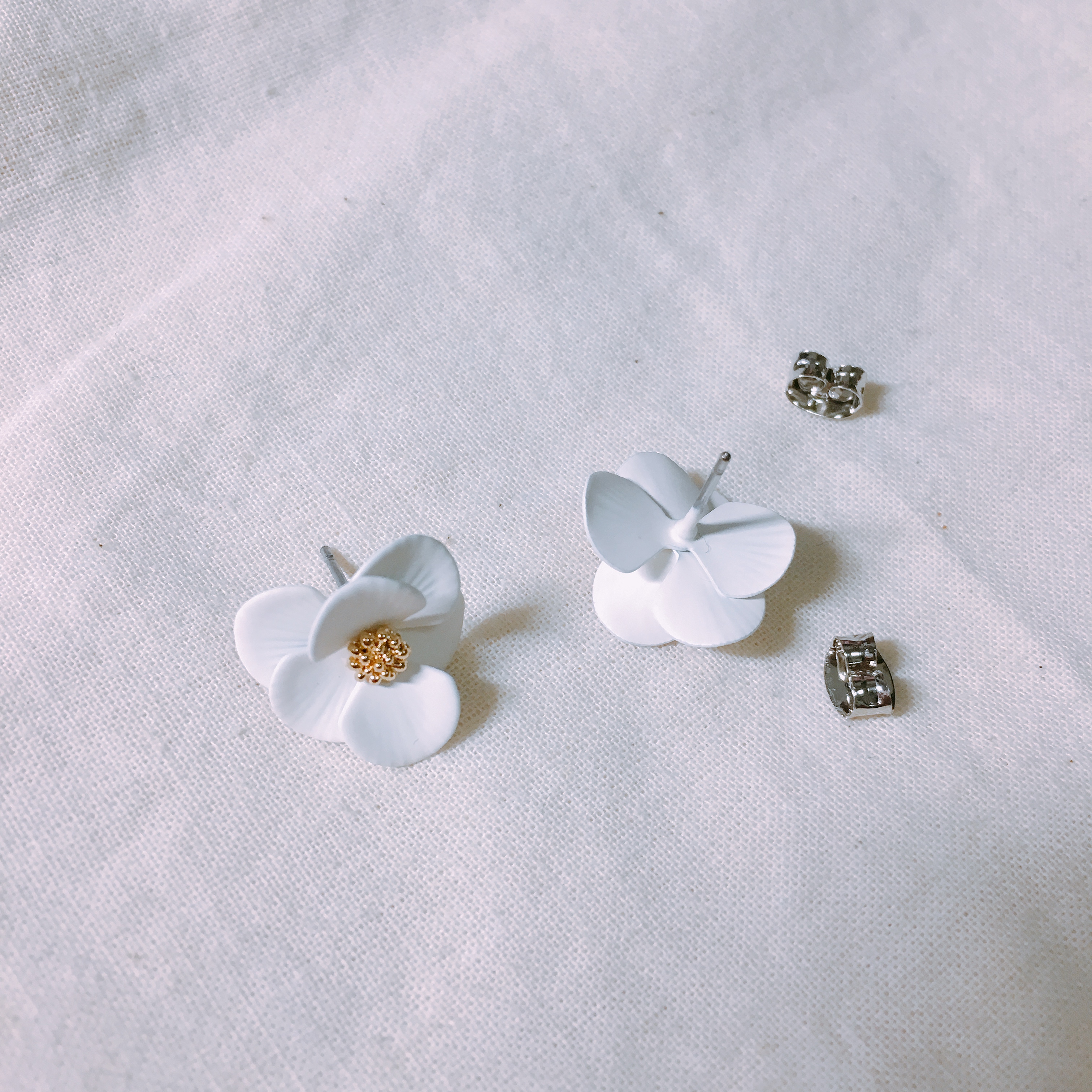 <b><p>Luce White Flower Earrings LKJ1142 attractive</p></b><b><p>ルーチェ ホワイトフラワーイヤリング LKJ1142 魅力的な ウンチム 一つだけで説得力の</p></b><br /><br /><p align='center'>