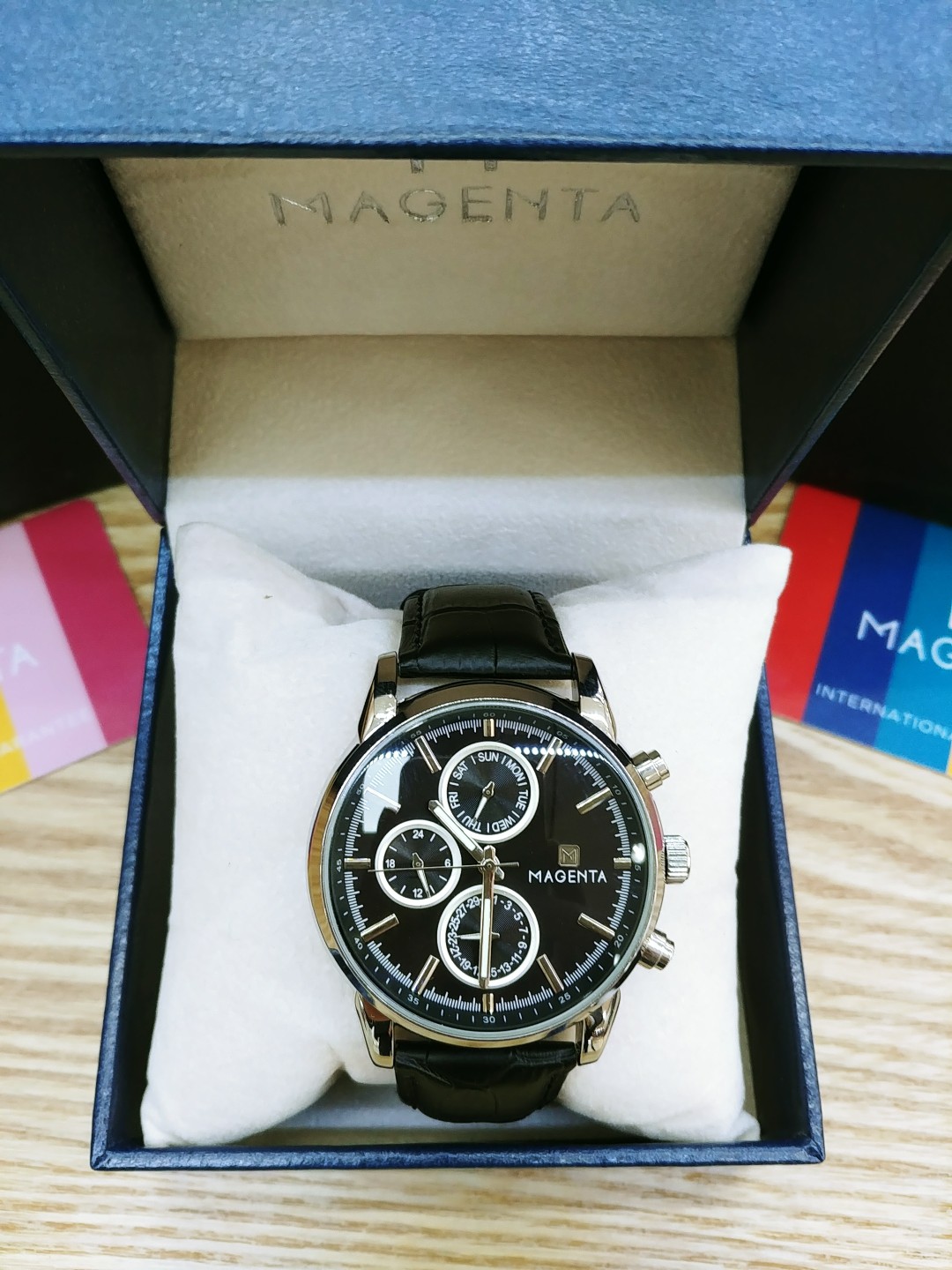 <b><p>MAGENTA Men's leather clock S111.05.BK.LT</p></b><b><p>マゼンタ メンズレザー 時計 S111.05.BK.LT 高品位なスタイリング モダンファッション</p></b><br /><br /><p align='center'>